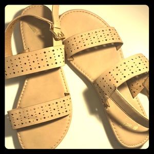 Very cute beige sandals!